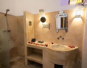 Koupelna v ubytování RIAD LOUDAYA AND SPA