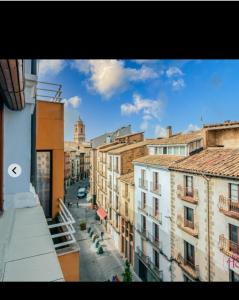 - une vue sur une rue de la ville avec des bâtiments dans l'établissement EN EL CORAZÓN DE HUESCA, à Huesca