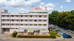 ein Hotel mit Parkplatz davor in der Unterkunft Hotel Cieplice MEDI & SPA in Jelenia Góra
