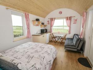 Ένα ή περισσότερα κρεβάτια σε δωμάτιο στο The Lazy Llama Shepherd Hut Campview Farm Stay