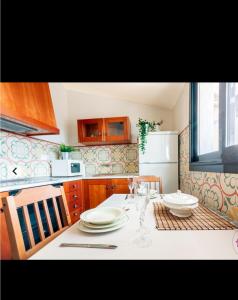 una cocina con una mesa con platos y vasos. en EN EL CORAZÓN DE HUESCA, en Huesca