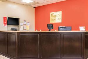 una caja en una habitación con una pared naranja en Econo Lodge, en Savannah