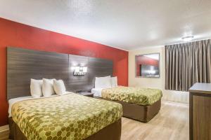 Postel nebo postele na pokoji v ubytování Econo Lodge + 17 fotografií