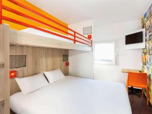 Ένα ή περισσότερα κρεβάτια σε δωμάτιο στο hotelF1 Nantes Est La Beaujoire
