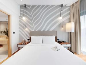 
A bed or beds in a room at Adagio Premium The Palm
