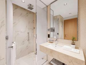 Uma casa de banho em Adagio Premium The Palm