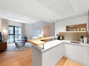 A cozinha ou kitchenette de Adagio Premium The Palm