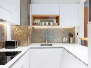 A cozinha ou kitchenette de Adagio Premium The Palm