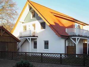 プレローにあるFeWo "Stems - W4"のオレンジ色の屋根の大きな白い家