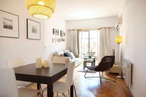 a living room with a table and chairs in a room at SAGRADA FAMILIA VIEWS Nos preocupa su seguridad in Barcelona