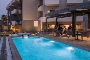 Bazén v ubytování Mare Blue Suites nebo v jeho okolí