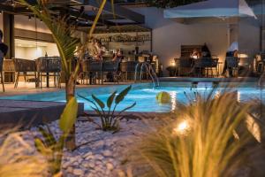 Bazén v ubytování Mare Blue Suites nebo v jeho okolí