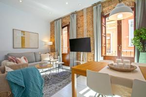 a living room with a couch and a table at Genteel Home Zacatín in Granada