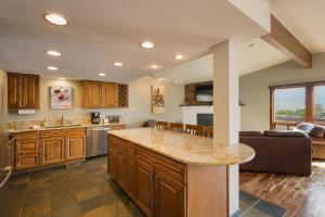 eine Küche mit einer großen Insel in einem Zimmer in der Unterkunft Sitzmark 5 in Durango Mountain Resort