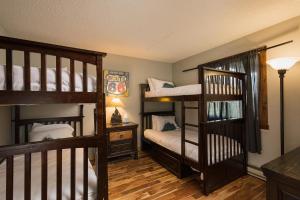 2 Etagenbetten in einem Zimmer mit einem Schlafzimmer in der Unterkunft Sitzmark 5 in Durango Mountain Resort + 25 Fotos
