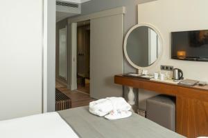 Uma cama ou camas num quarto em Doğa Thermal Health & Spa