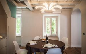 une salle à manger avec une table et des chaises blanches dans l'établissement 47LuxurySuites - Trevi, à Rome
