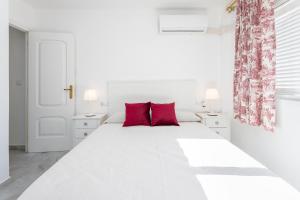 Katil atau katil-katil dalam bilik di Los Boliches Beach Apartment by GHR Rentals