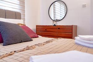 Vuode tai vuoteita majoituspaikassa Luxury One-Bedroom Apartment with Private Garden Lukomorye E3