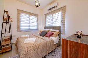 Tempat tidur dalam kamar di Luxury One-Bedroom Apartment with Private Garden Lukomorye E3