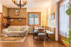 a living room with a couch and a table at Casa al sole in Bresimo