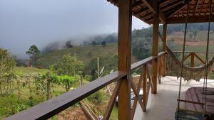 Zimmer mit Balkon und Bergblick in der Unterkunft Casa ao lado da cervejaria 3 Santas no Caravaggio in Santa Teresa