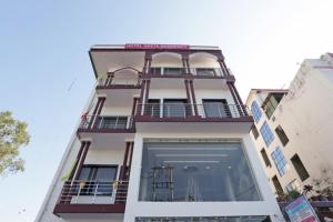 un edificio con balcones en un lateral en Hotel Geeta Residency Haridwar, en Haridwar