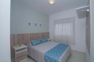 Ένα ή περισσότερα κρεβάτια σε δωμάτιο στο Residencial Anchieta Riviera By Audaar