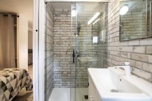 a bathroom with a sink and a glass shower at Vivienda con fines turísticos Lagarto de Jaen B in Jaén