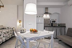 a kitchen and living room with a table and chairs at Vivienda con fines turísticos Lagarto de Jaen B in Jaén