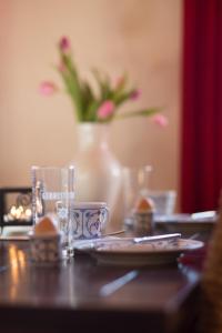 una mesa de madera con un jarrón con flores. en "Ferienhof Hinz" - Klatschmohn EG, en Wenkendorf