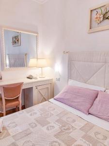 A bed or beds in a room at Hotel Explorer