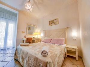 A bed or beds in a room at Hotel Explorer