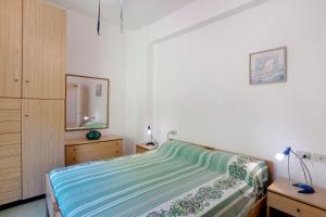 Schlafzimmer mit einem Bett, einer Kommode und einem Spiegel in der Unterkunft Casa Laigueglia in Laigueglia