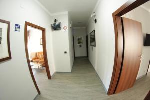a hallway with a door leading into a room at La Torre in Cerreto dʼEsi