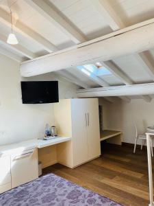 a room with a desk and a tv on a ceiling at Oreste Suite in Lazise