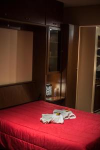 a red bed with two white towels on it at Esmeralda 625 6º in Buenos Aires