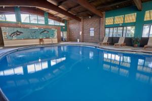 una gran piscina en un edificio con piscina en Riverview Inn & Suites, en Somerset