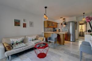 sala de estar con sofá y cocina en 082 - Stunning Sea Views Beachfront Apartment, en Benalmádena