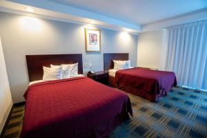En eller flere senge i et værelse på Riverview Inn & Suites