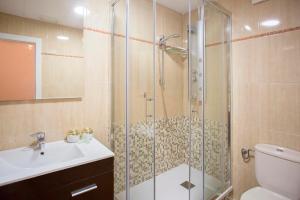 y baño con ducha y lavamanos. en H-A San Mateo Suites en Madrid