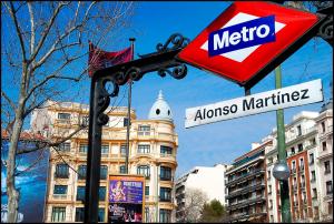 una señal de metro frente a un gran edificio en H-A San Mateo Suites, en Madrid