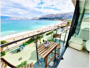 balcón con vistas a la playa y al océano en Apartments Toni en Baška