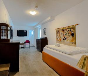 ein Hotelzimmer mit einem Bett und einem TV in der Unterkunft Apartment Fuchsbau in Senftenberg