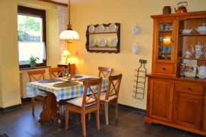 ein Esszimmer mit Tisch und Stühlen in der Unterkunft Ferienhaus AM ALTEN POSTHOF in Lieser