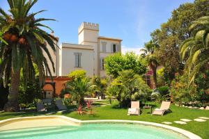 a villa with a swimming pool in front of a house at Villa Valflor chambres d'hôtes et appartements in Marseille