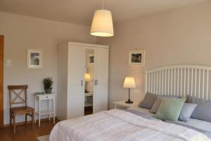 ein Schlafzimmer mit einem Bett, einem Tisch und einem Stuhl in der Unterkunft Ferienhaus AM ALTEN POSTHOF in Lieser