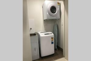 a small room with a sink and a microwave at Liverpool holiday apartment 2Bedroom 2Bathroom in Liverpool