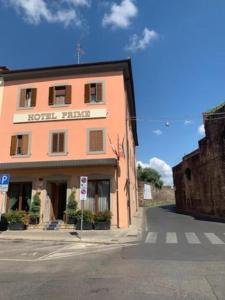 um edifício ao lado de uma rua em Hotel PRime em Pistoia