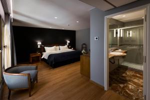 a hotel room with a bed and a bathroom at Windsor Hotel in Córdoba